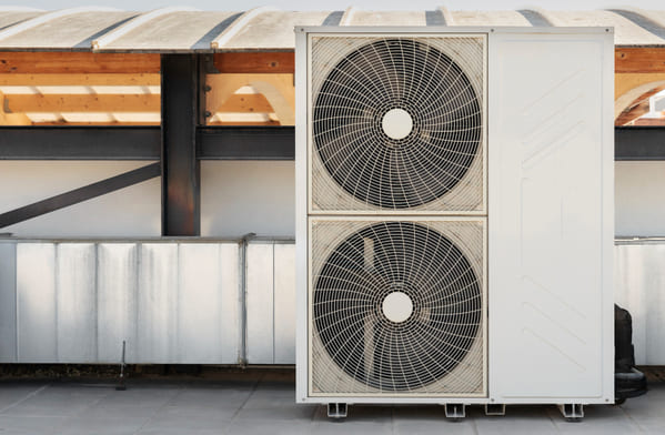 ajustan velocidad según demandas de enfriamiento. Tecnología innovadora que regula velocidad del compresor para mayor eficiencia y ahorro energético.