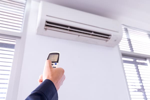 Los sistemas de aire acondicionado Split y los modelos Inverter son dos opciones populares para climatizar espacios residenciales y comerciales.
