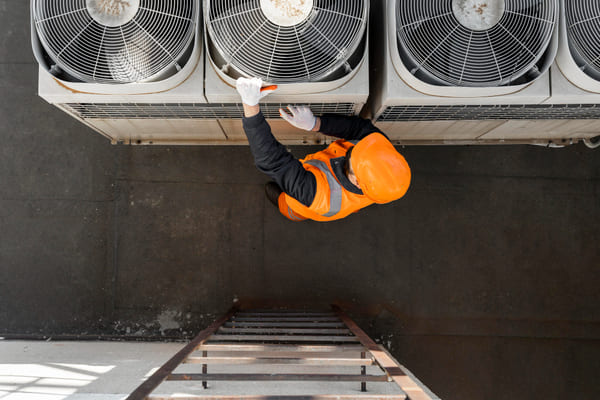 Los compresores son componentes clave en los sistemas de aire acondicionado, responsables de comprimir el refrigerante y aumentar su presión para facilitar el intercambio de calor.