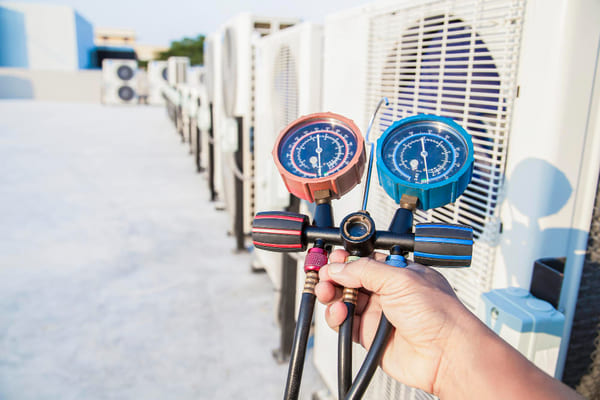 El correcto funcionamiento de un sistema de aire acondicionado depende en gran medida de la carga de gas refrigerante adecuada.
