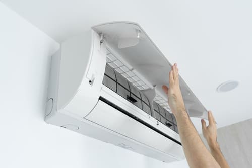 La instalación de un sistema de aerotermia debe ser realizada por profesionales cualificados. El proceso implica colocar la unidad exterior en un lugar adecuado.