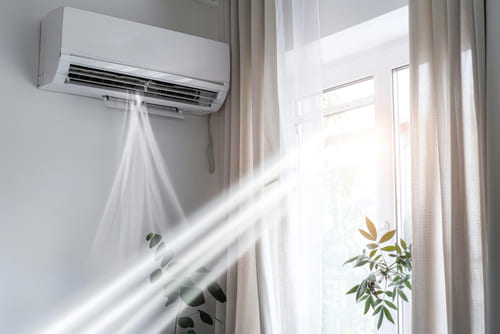 Aunque estos sistemas son convenientes, suelen ser menos eficientes que los sistemas split tradicionales. La capacidad de refrigeración puede ser limitada, especialmente en áreas muy cálidas o en habitaciones grandes.
