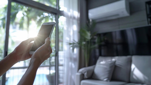 onectar tu aire acondicionado al Wi-Fi lo convierte en un dispositivo inteligente. Así, puedes controlar la temperatura y encender o apagar el aparato.