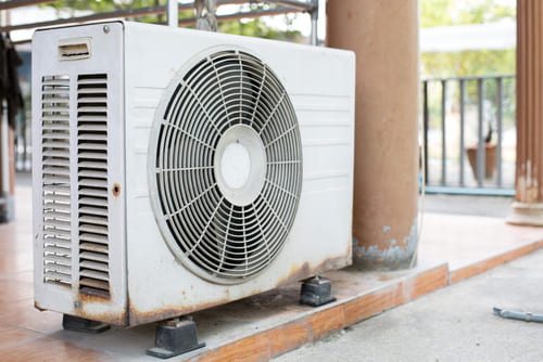 A diferencia de otros métodos de calefacción, los aires acondicionados en modo calor calientan una habitación más rápido y eficiente.
