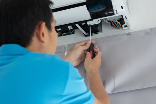 Si se confirma que el nivel de gas es inadecuado y no se detectan fugas, puede ser necesario realizar una recarga de refrigerante.
