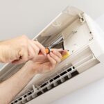 Si el aire acondicionado presenta niveles bajos de refrigerante, es vital gestionar la recarga y las reparaciones necesarias.