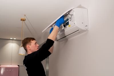 La función sleep en los aires acondicionados ofrece una variedad de ventajas significativas, mejorando la experiencia de uso tanto en términos de confort como de eficiencia energética. Al incorporar este modo, se pueden obtener diversos beneficios que impactan en el descanso y el ahorro.