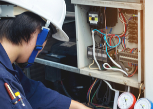 La identificación de fugas de refrigerante en el aire acondicionado es crucial para mantener su eficiencia y funcionamiento adecuado.