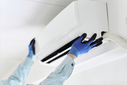 Es esencial garantizar que el sistema tenga la carga adecuada de refrigerante para un rendimiento eficaz. Un nivel inapropiado puede afectar la eficiencia y, en algunos casos, causar daños al compresor.